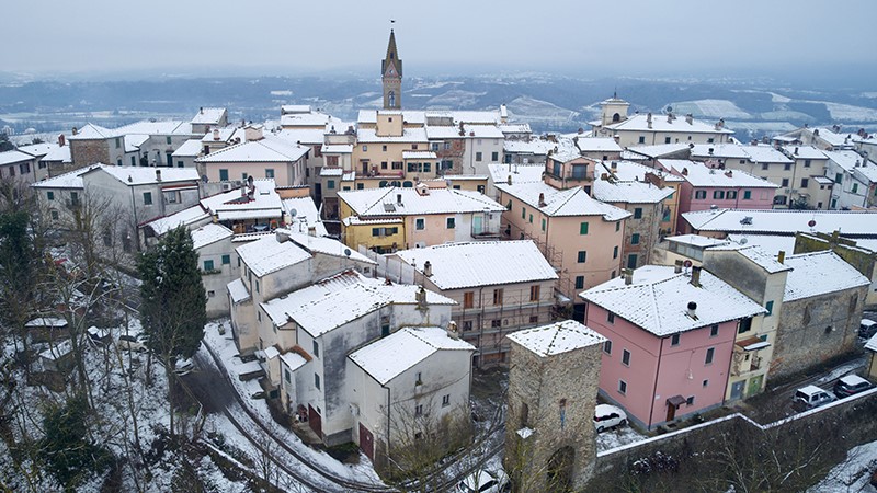 Il borgo di Laterina sul suo colle, nel Valdarno