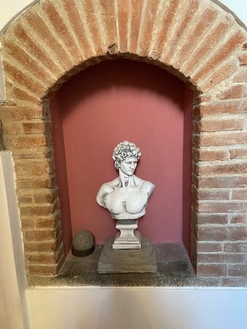 Nicchia in mattoni con busto scultoreo